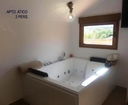 Amplio jacuzzi privado del apartamento ático de este establecimiento.