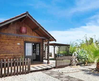 Preciosa cabaña independiente con zona exterior privada.