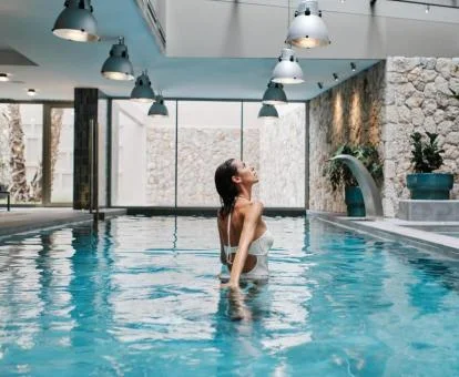 Mujer disfrutando de la zona de aguas del spa.
