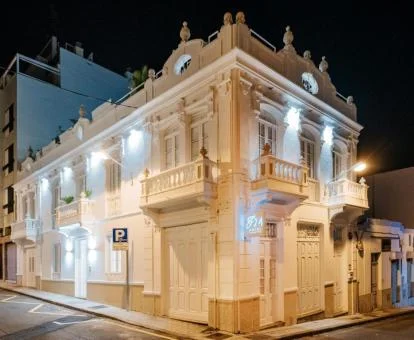Precioso edificio de este hotel solo para adultos con iluminación nocturna.
