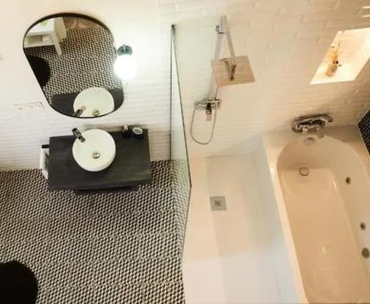 Baño con bañera de hidromasaje privada de este precioso apartamento independiente.