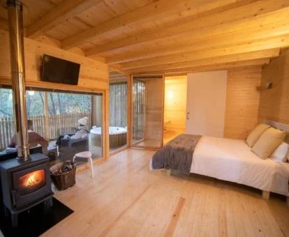 Interior de una de las preciosas cabañas independientes con jacuzzi privado en la terraza.