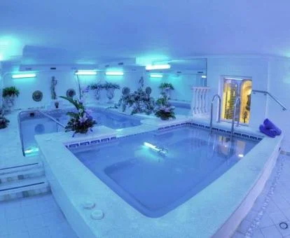 Zona de aguas del centro de bienestar del hotel.