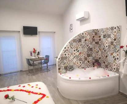 Preciosa Suite Venus Deluxe con jacuzzi privado junto a la cama.