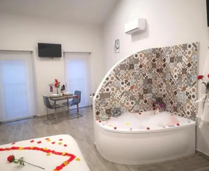 Una de las bonitas habitaciones con jacuzzi junto a la cama de este establecimiento.