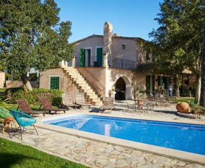 Acogedor hotel rural con amplios jardines y piscina al aire libre.
