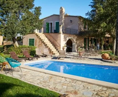 Precioso hotel rural con piscina exterior.