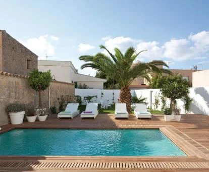 Piscina exterior con jardín y tumbonas de este precioso hotel rural solo para adultos.