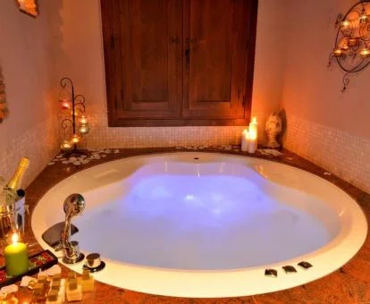 Bañera de hidromasaje privada de uno de los apartamentos del establecimiento.