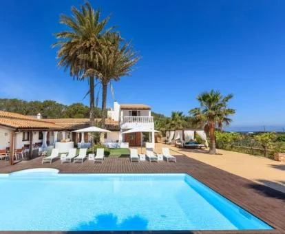 Edificio de este agroturismo con piscina y vistas al campo.