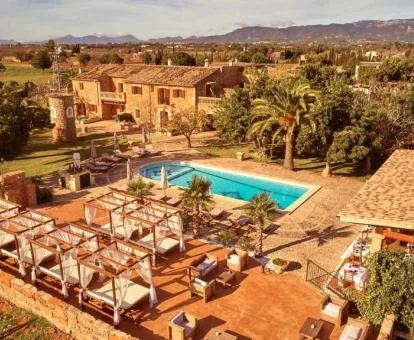 Exteriores de este hermoso agroturismo con piscina y mobiliario.