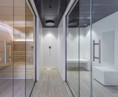 Sala de bienestar de acceso gratuito con sauna y baño de vapor.