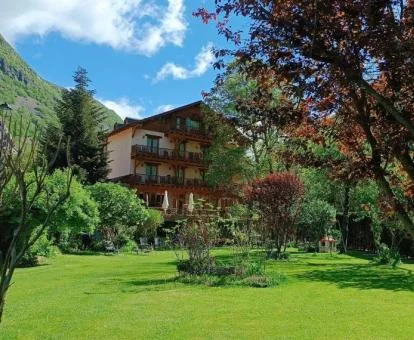 Hotel rural rodeado de vegetación perfecto para disfrutar de la naturaleza.