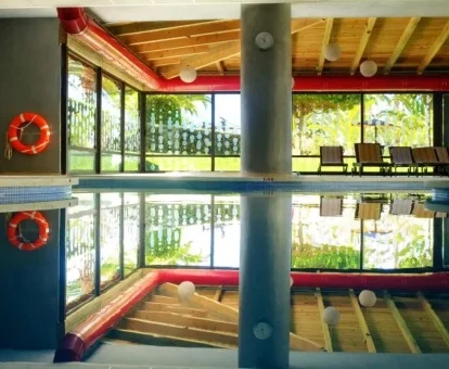 Piscina cubierta del spa con vistas al exterior.