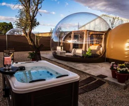 Una de las fabulosas habitaciones burbuja con parcela privada y jacuzzi al aire libre de este alojamiento.