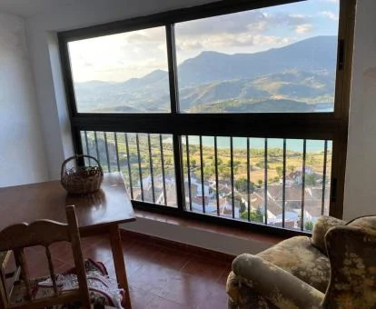 Zona de estar con fabulosas vistas al entorno natural que rodea este coqueto hotel rural.