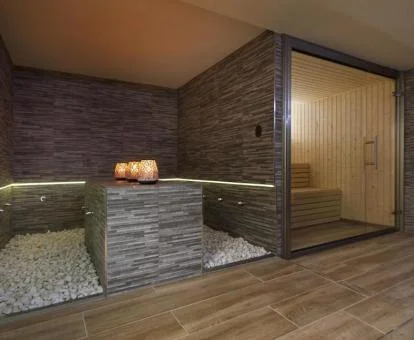 Instalaciones de bienestar del centro de spa de este hotel con pediluvio y sauna.