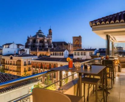 Agradable terraza con mobiliario y hermosas vistas de este lujoso hotel boutique.