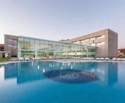 Fabuloso hotel romántico con una grand piscina exterior.