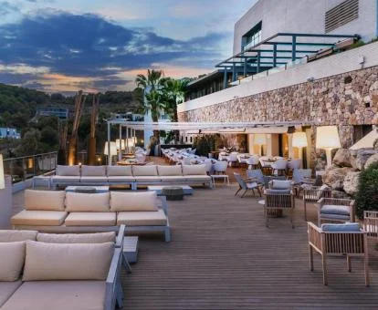 Zona exterior con mobiliario y vistas de este hotel boutique.