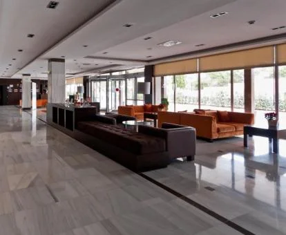 Amplio espacio de uso compartido con grandes ventanales de este hotel boutique.
