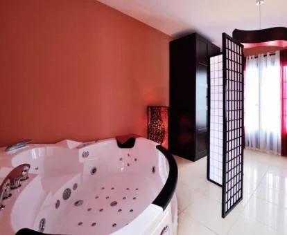 Bañera de hidromasaje privada del apartamento suite superior de este establecimiento.