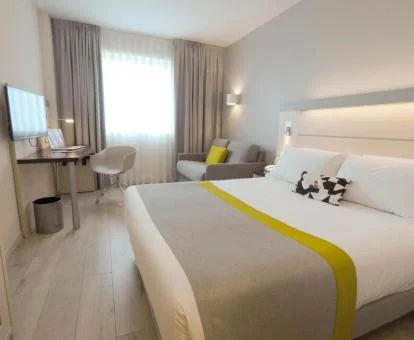 Una de las modernas habitaciones dobles con zona de estar del hotel.
