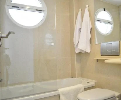 Baño con bañera de hidromasaje privada de este apartamento con terraza.