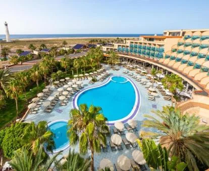 Vista aérea de este precioso hotel con piscinas a poca distancia del mar.