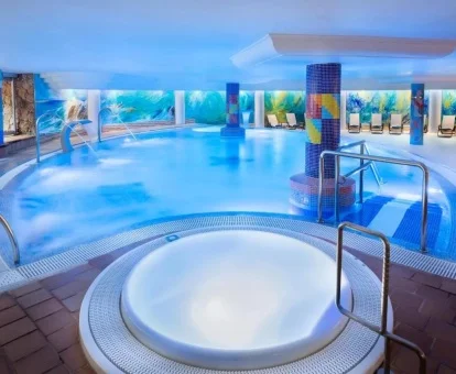 Piscina cubierta con elementos de hidroterapia del spa del hotel.