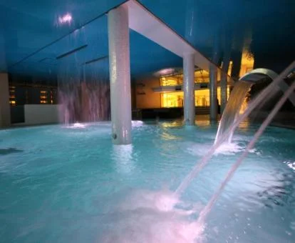 Piscina cubierta con hidroterapia del spa del hotel.