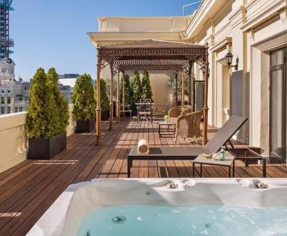 Fabulosa terraza con jacuzzi privado de una de las habitaciones de este lujoso hotel.
