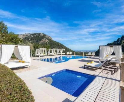 Zona exterior con piscinas y solarium con camas balinesas de este hotel romántico.