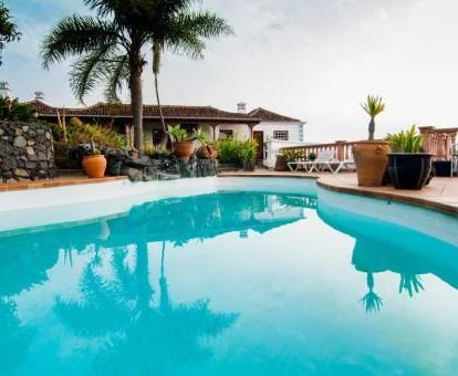 Coqueto hotel rural con gran piscina exterior.