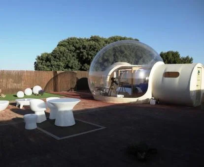 Una de las coquetas habitaciones de tipo burbuja con zona exterior privada del hotel.