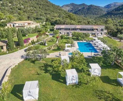 Vista aérea de este hermoso hotel boutique con gran piscina rodeado de zonas verdes.