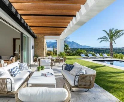 Hermosa terraza con mobiliario, acceso al jardín con piscina y fabulosas vistas de este hotel boutique.