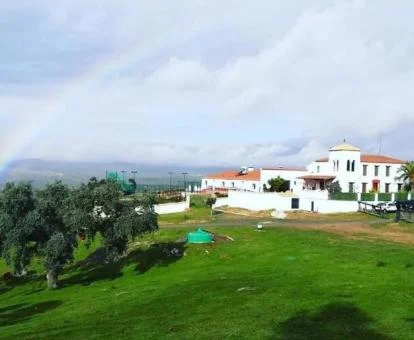 Hermosa finca rural rodeada de amplias zonas verdes para descansar.