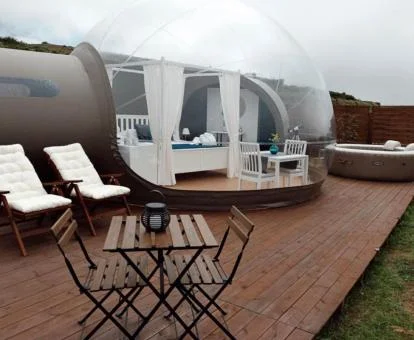 Habitación burbuja con parcela privada y jacuzzi privado al aire libre.
