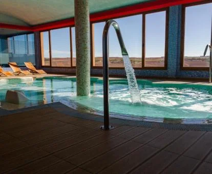 Piscina cubierta con chorros del spa de este precioso enoturismo.
