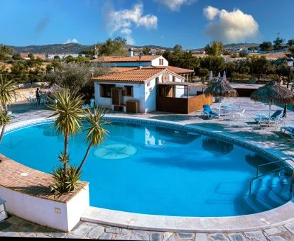 Exteriores de esta preciosa finca rural con piscina y terrazas con mobiliario.