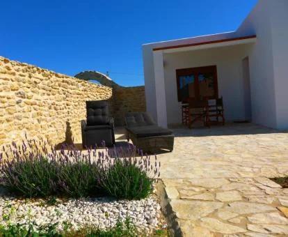 Zona exterior privada de uno de los apartamentos de este establecimiento rural.