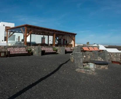 Coqueto hotel rural con amplia zona exterior.
