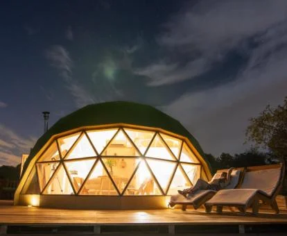 Precioso domo con iluminación nocturna y zona exterior privada ideal para parejas.
