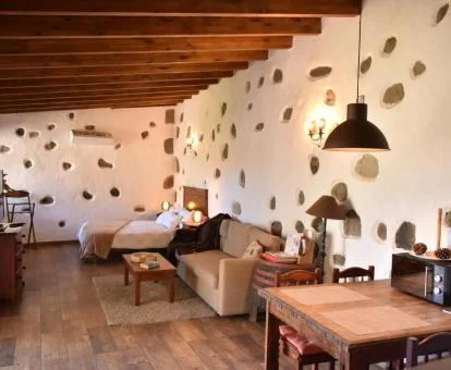 Acogedor estudio de estilo rústico ideal para parejas.