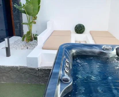 Amplio jacuzzi privado del apartamento con vistas a las montañas de este establecimiento.