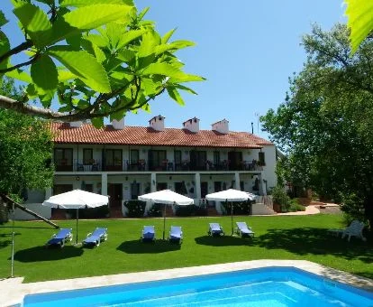 Edificio de este establecimiento rural con bellos jardines y zona exterior.