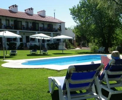 Edificio de este hotel boutique rural con amplios jardines y piscina.