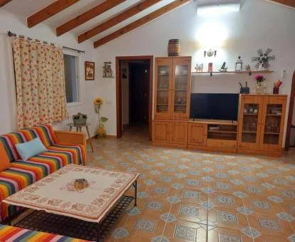 Salón de estilo tradicional de esta acogedora casa rural independiente.