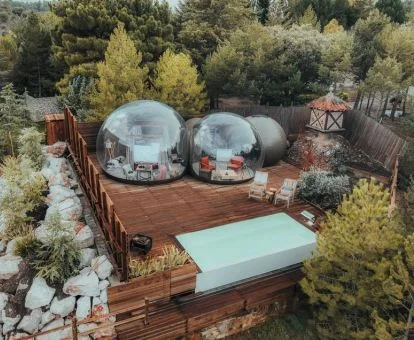 Una de las habitaciones burbuja con parcela privada y piscina de borde infinito.
